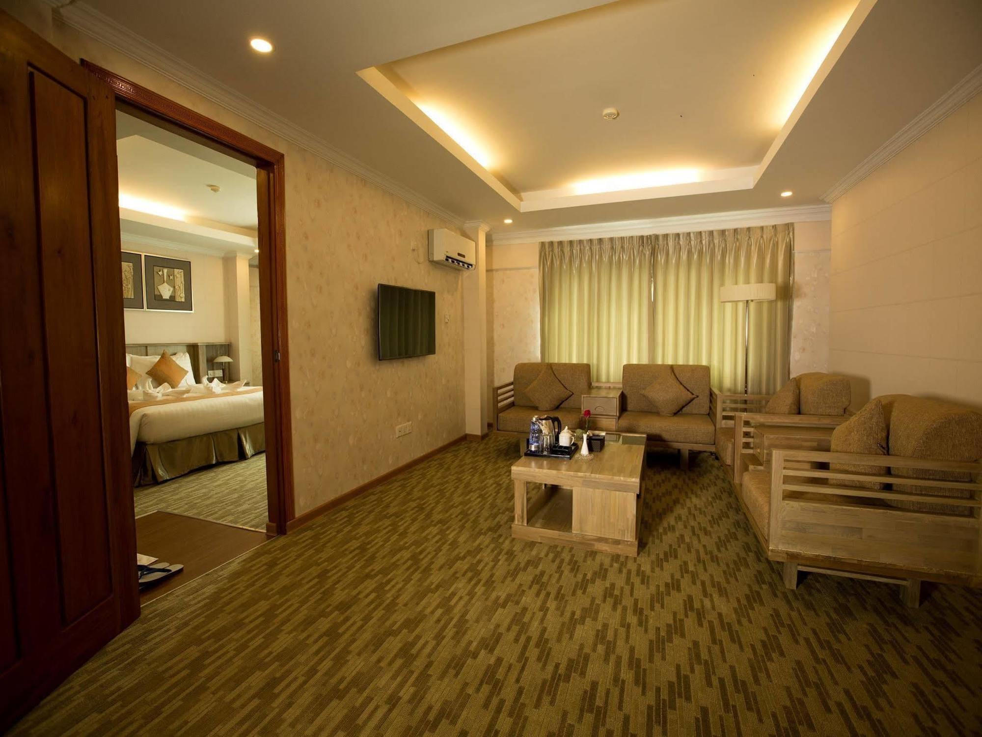 Royal Taunggyi Hotel Екстер'єр фото